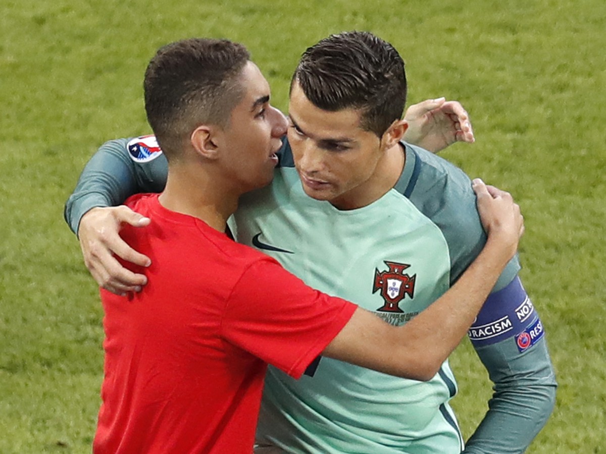 Fanúšik sa objal s Ronaldom 