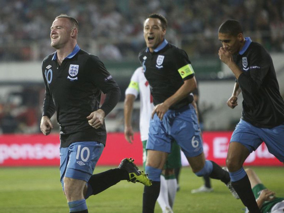 Wayne Rooney sa teší z gólu, za ním kapitán Terry