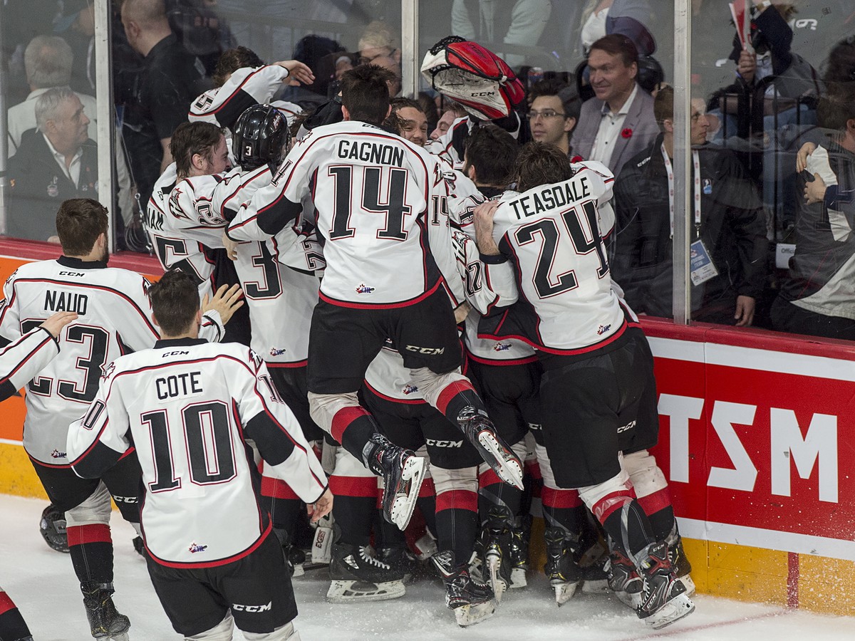 Hráči Rouyn-Noranda Huskies oslavujú zisk prvého Memorial Cupu vo svojej histórii