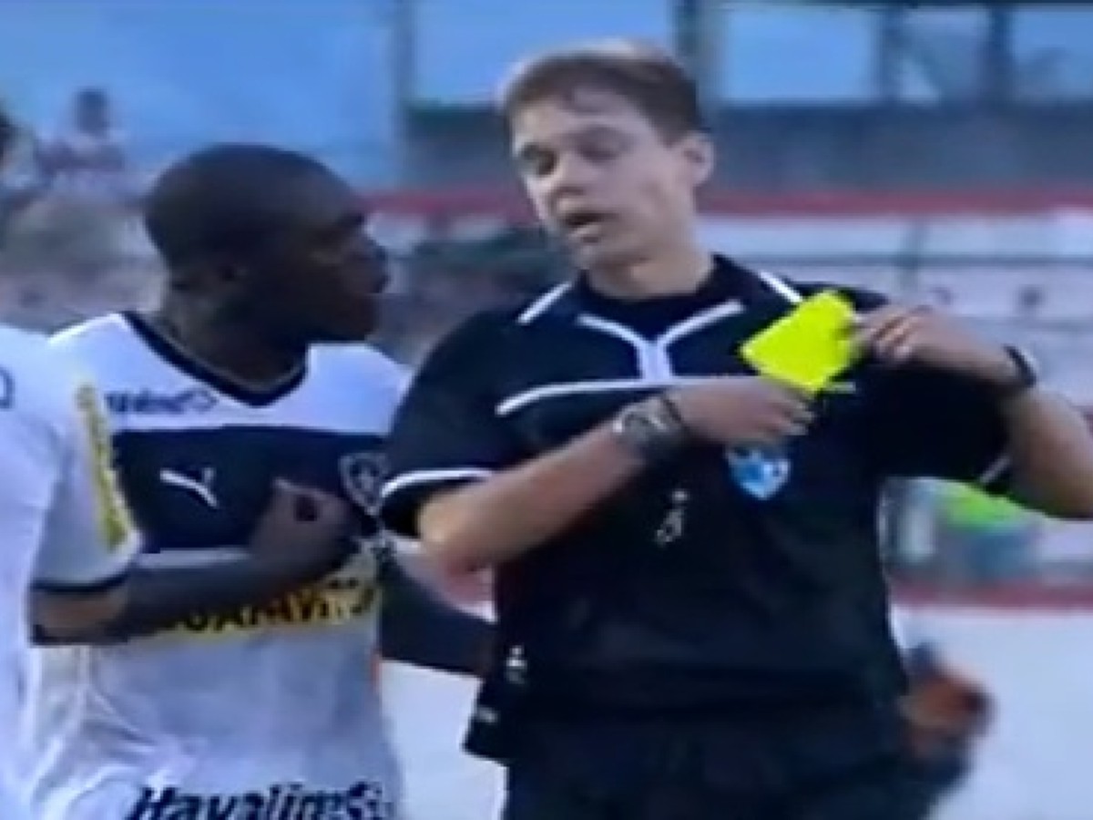 Clarence Seedorf v konflikte s rozhodcom