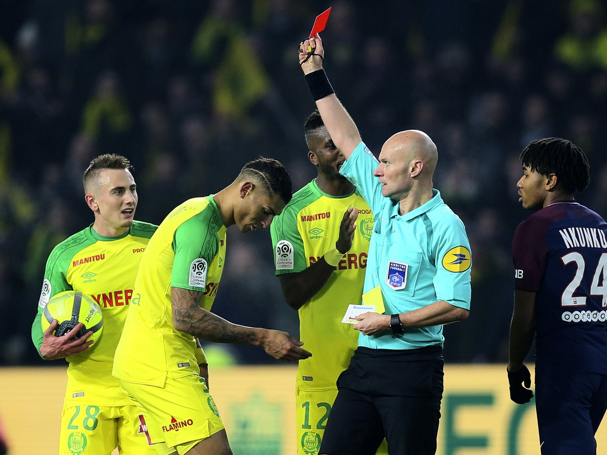 Rozhodca Tony Chapron nezmyselne vylúčil hráča FC Nantes