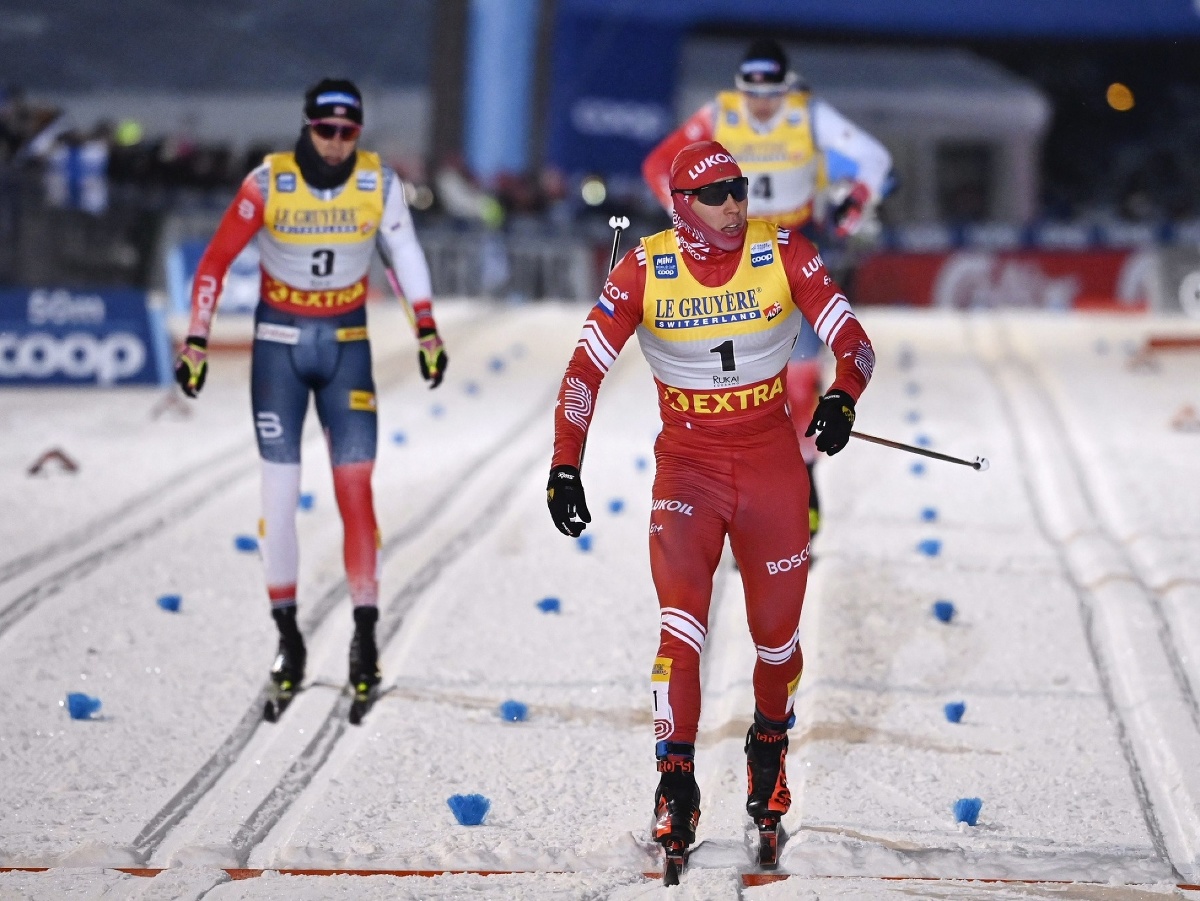 Rus Alexander Terenťjev víťazí v  šprinte klasickou technikou, úvodných pretekoch nového ročníka Svetového pohára v behu na lyžiach vo fínskom stredisku Ruka