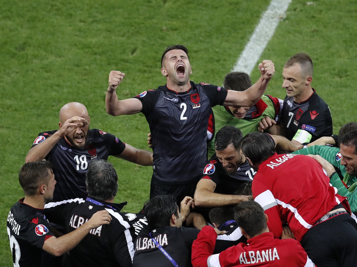 Oslavy Albáncov po historicky prvom strelenom góle na európskom šampionáte