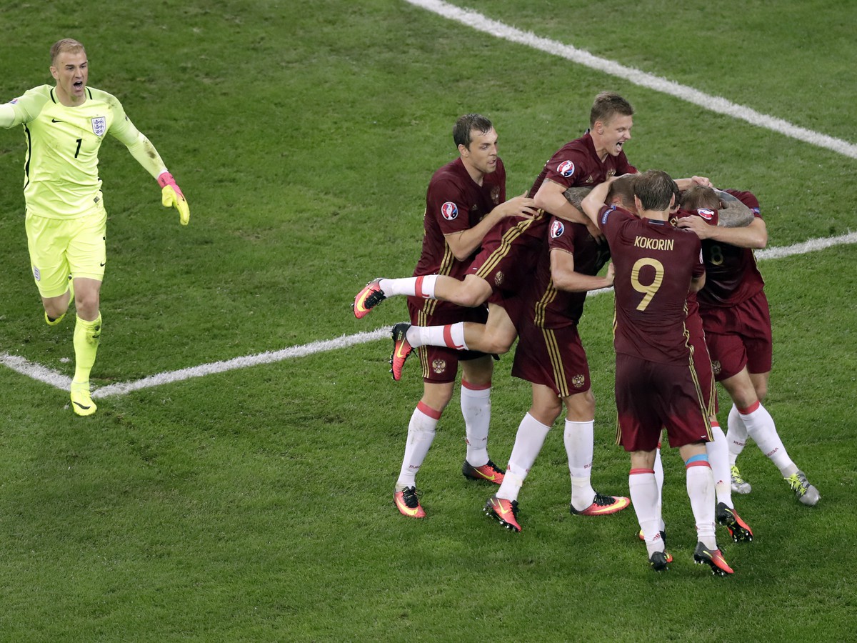 Obrovská radosť hráčov Ruska po góle na 1:1 proti Anglicku