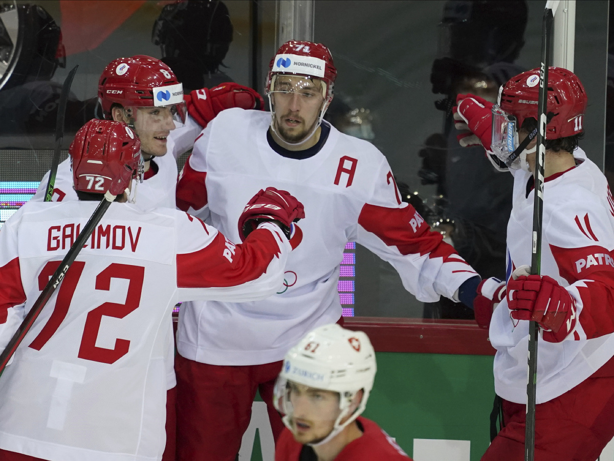 Ruský hokejista Anton Burdasov sa teší z gólu so spoluhráčmi v zápase A-skupiny Švajčiarsko - Rusko
