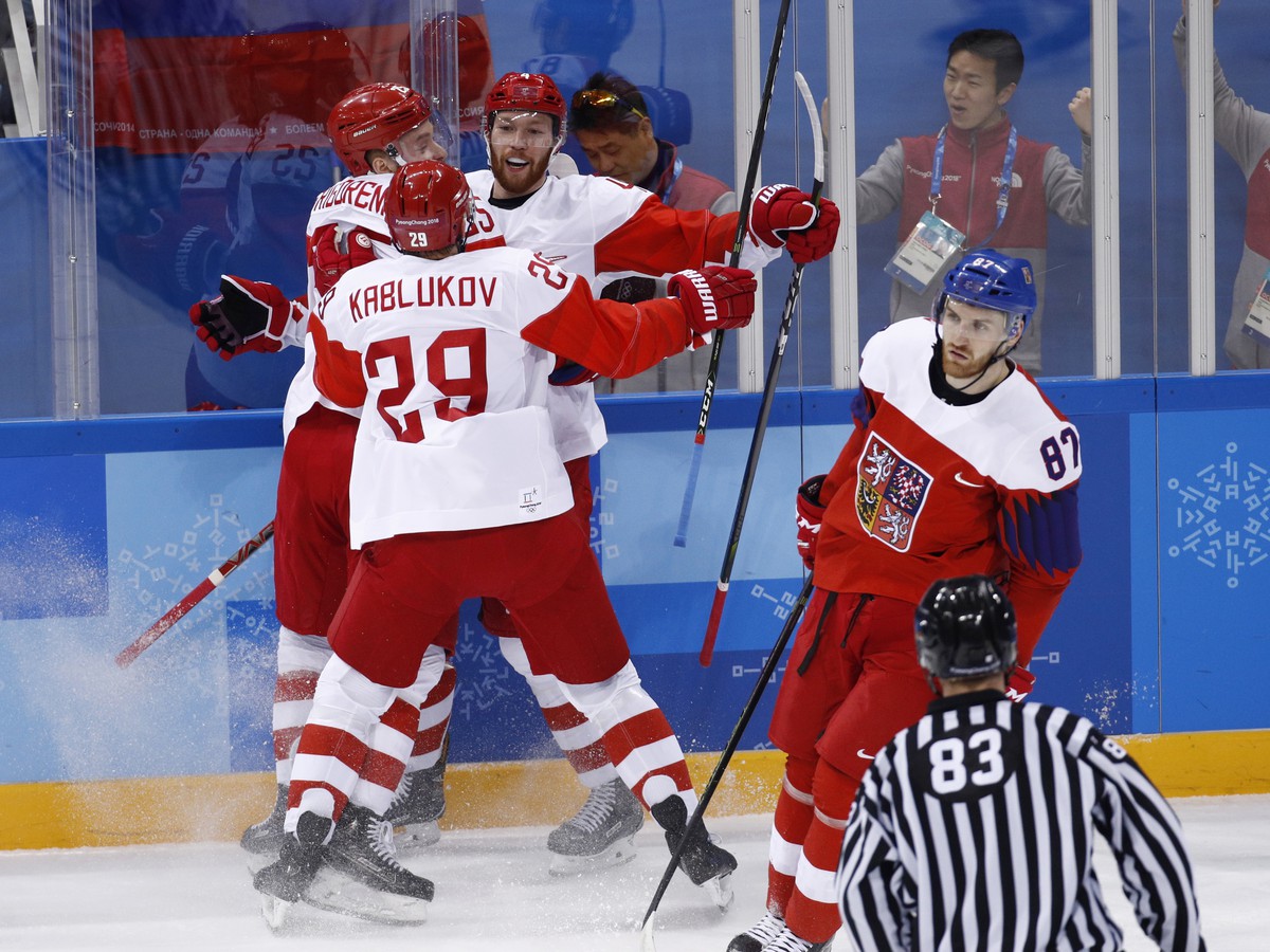 Ruskí hokejisti sa radujú z gólu