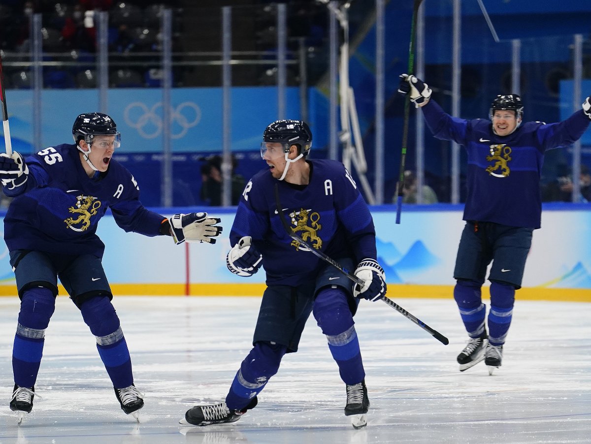 Atte Ohtamaa a Marko Anttila oslavujú gól vo finále hokejového turnaja v Pekingu