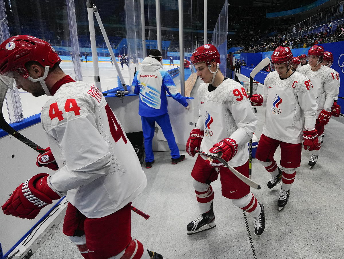 Ruskí hokejisti nastupujú na ľadovú plochu pred finálovým zápasom na ZOH 2022