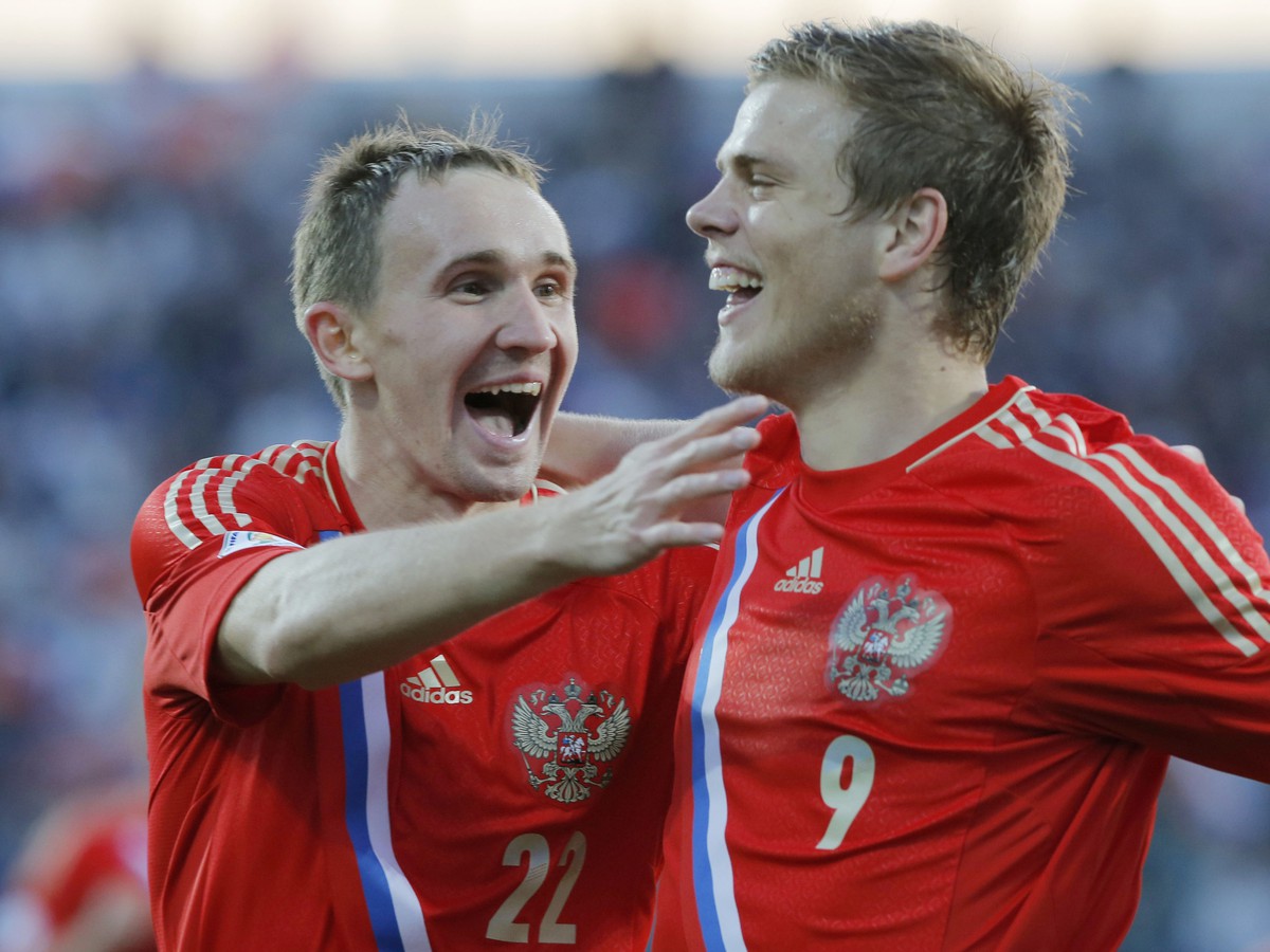 Kozlov a Kokorin oslavujú gól Ruska