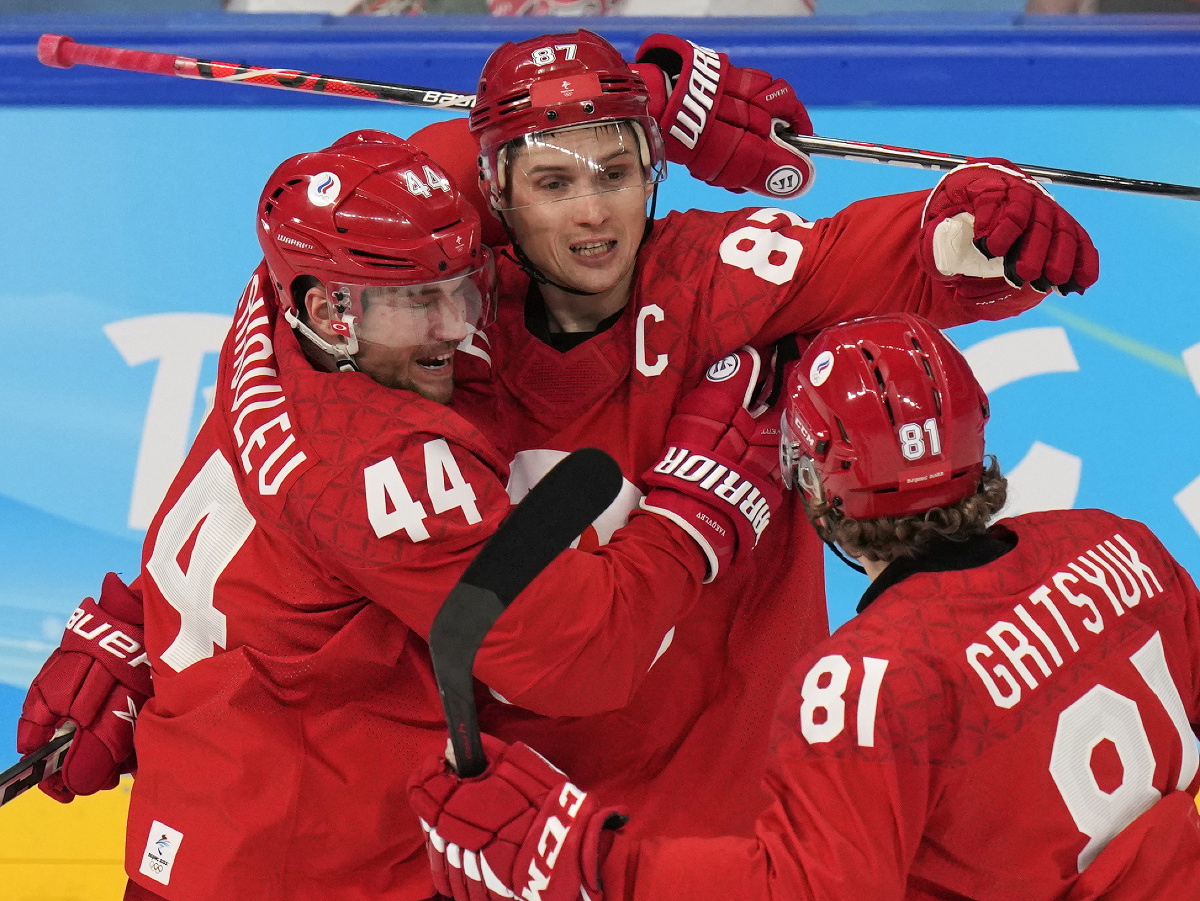 Hokejisti Ruska oslavujú gól