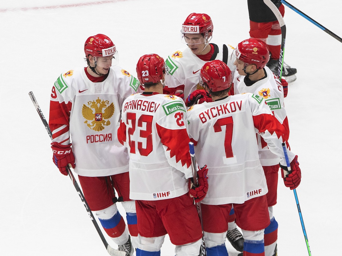 Ruskí hráči oslavujú gól