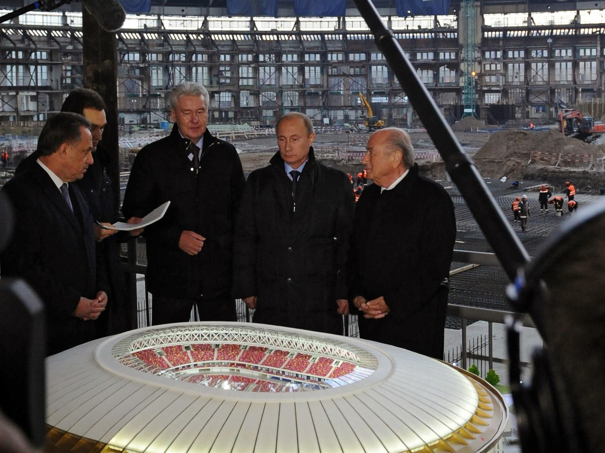 Sepp Blatter a ruský prezident Vladimir Putin pri modeli rekonštruujúceho sa štadióna Lužniki