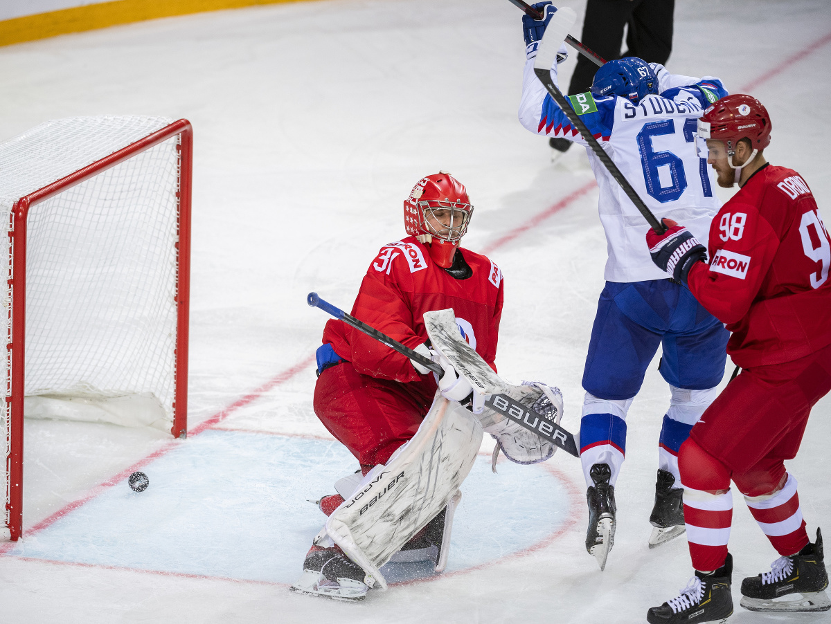 Brankár Alexander Samonov (Rusko) inkasuje úvodný gól z hokejky Miloša Kelemena