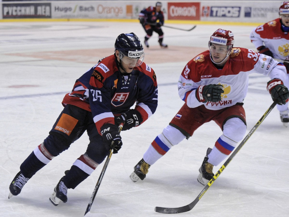 Lukáš Handlovský zo Slovenska a Albert Yarullin z Ruska v hokejovom zápase Euro Hockey Challenge