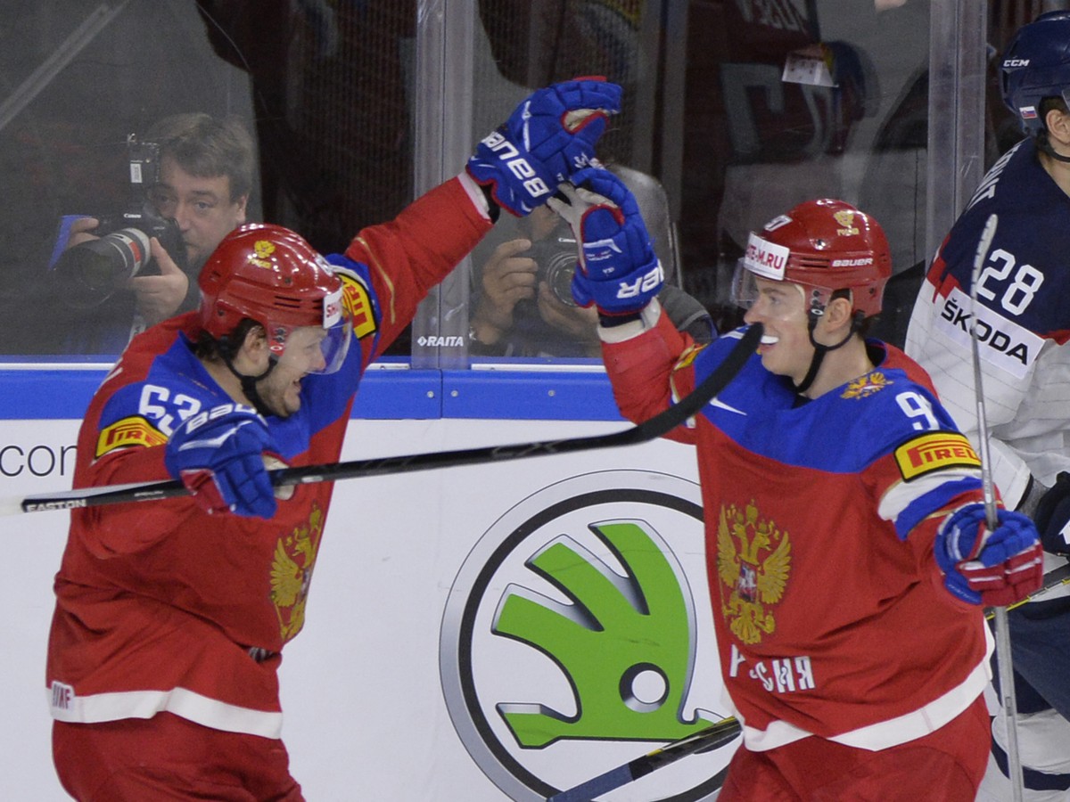 Ruskí hokejisti sa tešia po strelení úvodného gólu