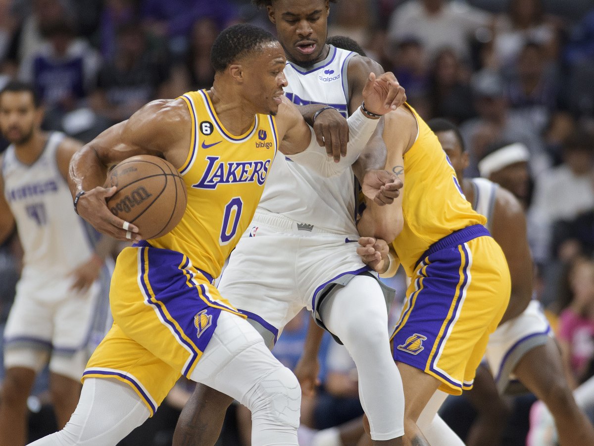 Na snímke zľava Russell Westbrook (Los Angeles Lakers) a Davion Mitchell (Sacramento Kings) 