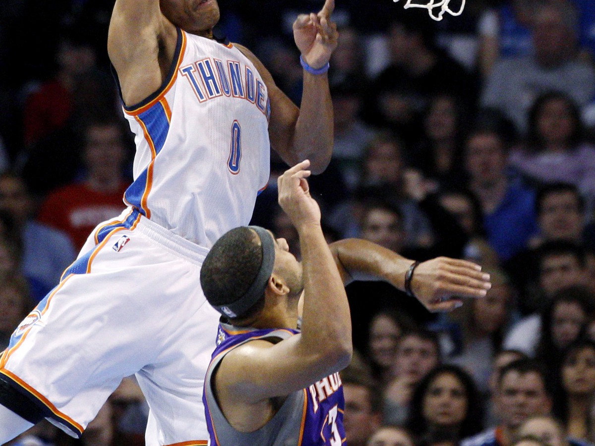 Russell Westbrook smečuje do koša