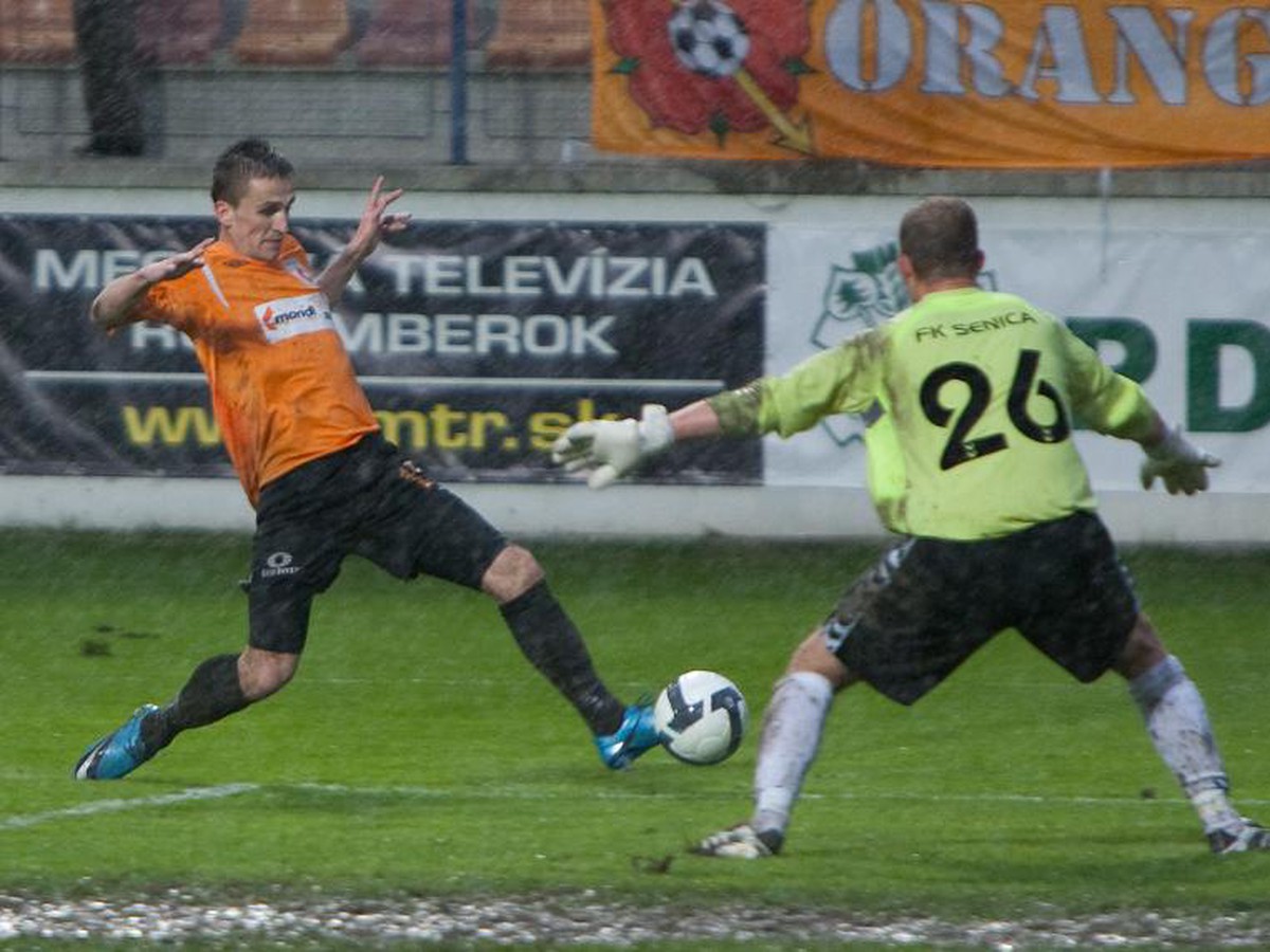 Ján Chovanec pred brankárom Senice Petrom Bolekom