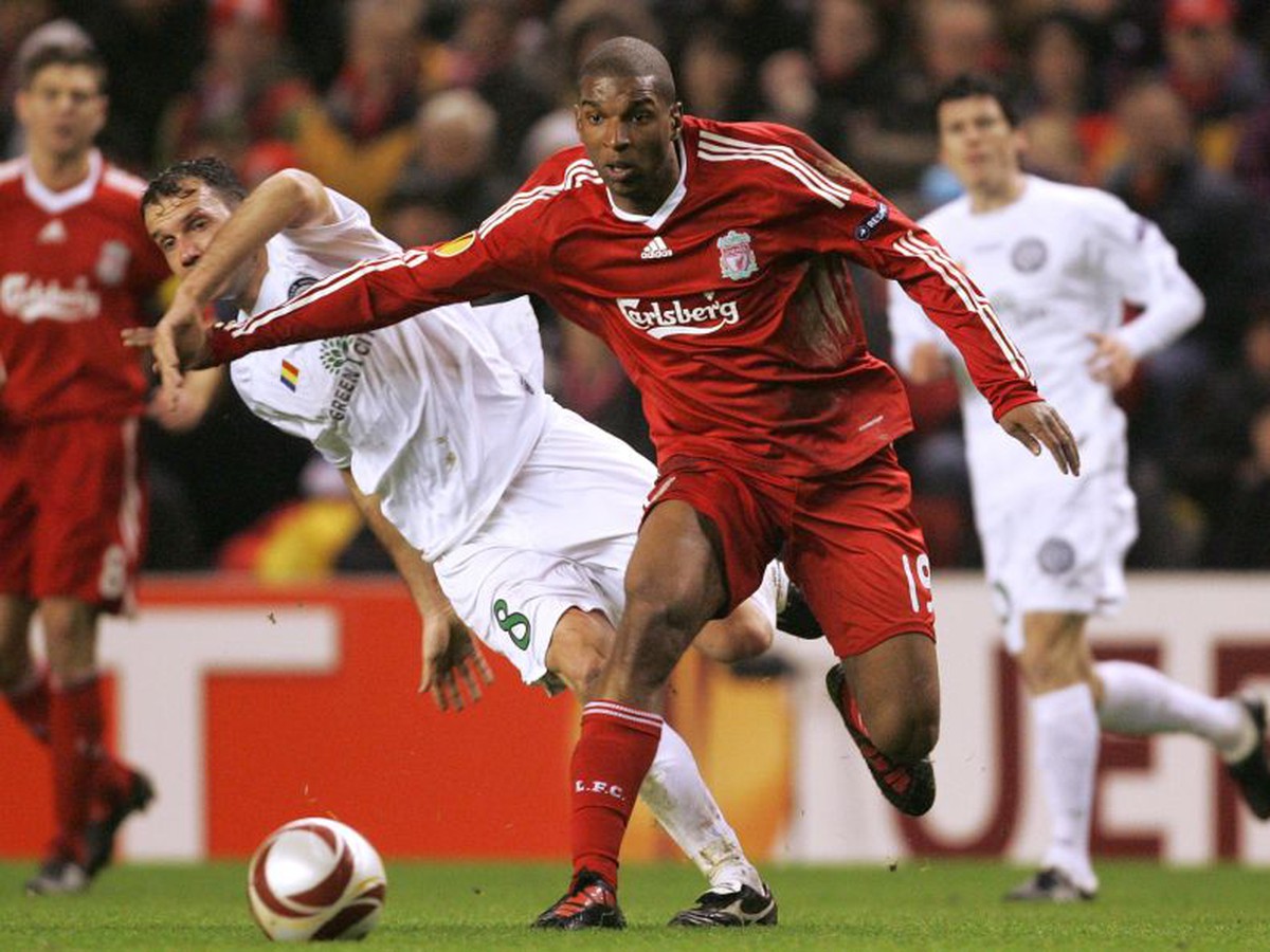 Ryan Babel sa pokúša presadiť cez obranu Urziceni