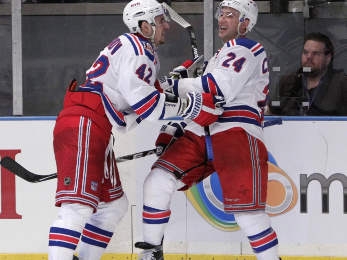 Ryan Callahan oslavuje hetrik