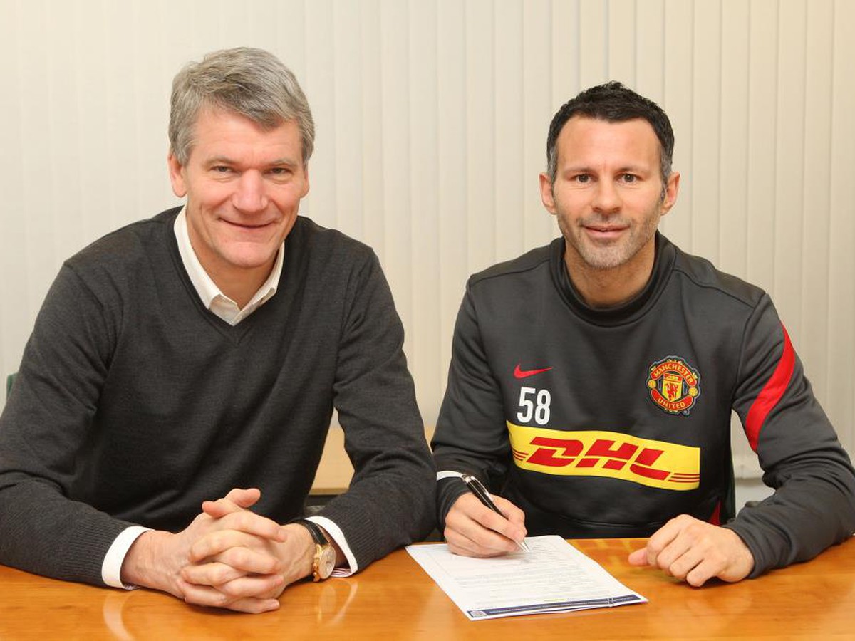 Ryan Giggs pri podpise novej zmluvy