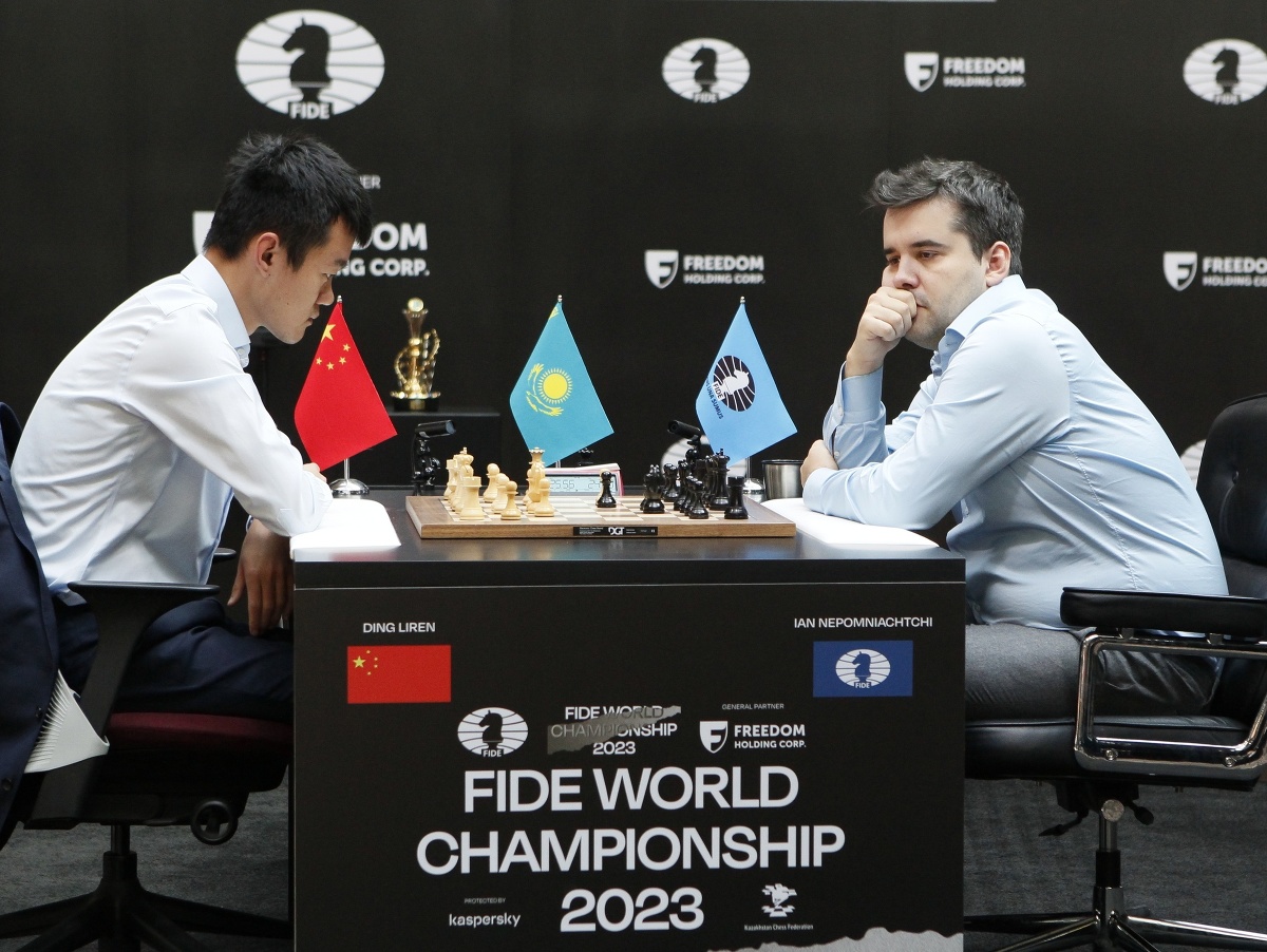 Vpravo ruský šachový veľmajster Jan Nepomňaščij a vľavo čínsky šachista Ting Li-žen v tajbrejku zápasu o titul majstra sveta v kazašskej Astane