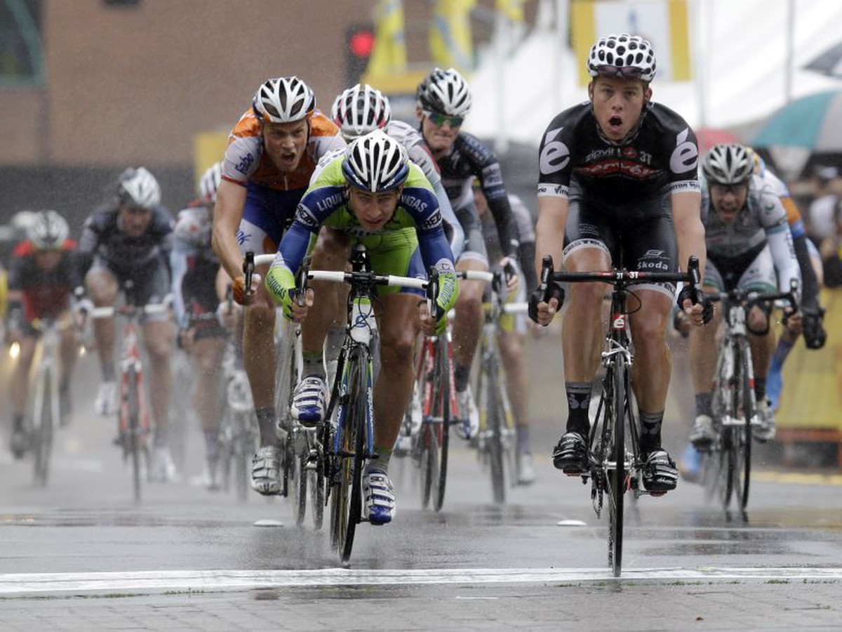 Peter Sagan (v zelenom) a víťaz etapy Lancaster