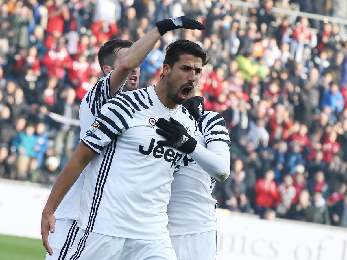 Futbalista Juventusu Turín Sami Khedira sa teší so spoluhráčmi po strelení gólu