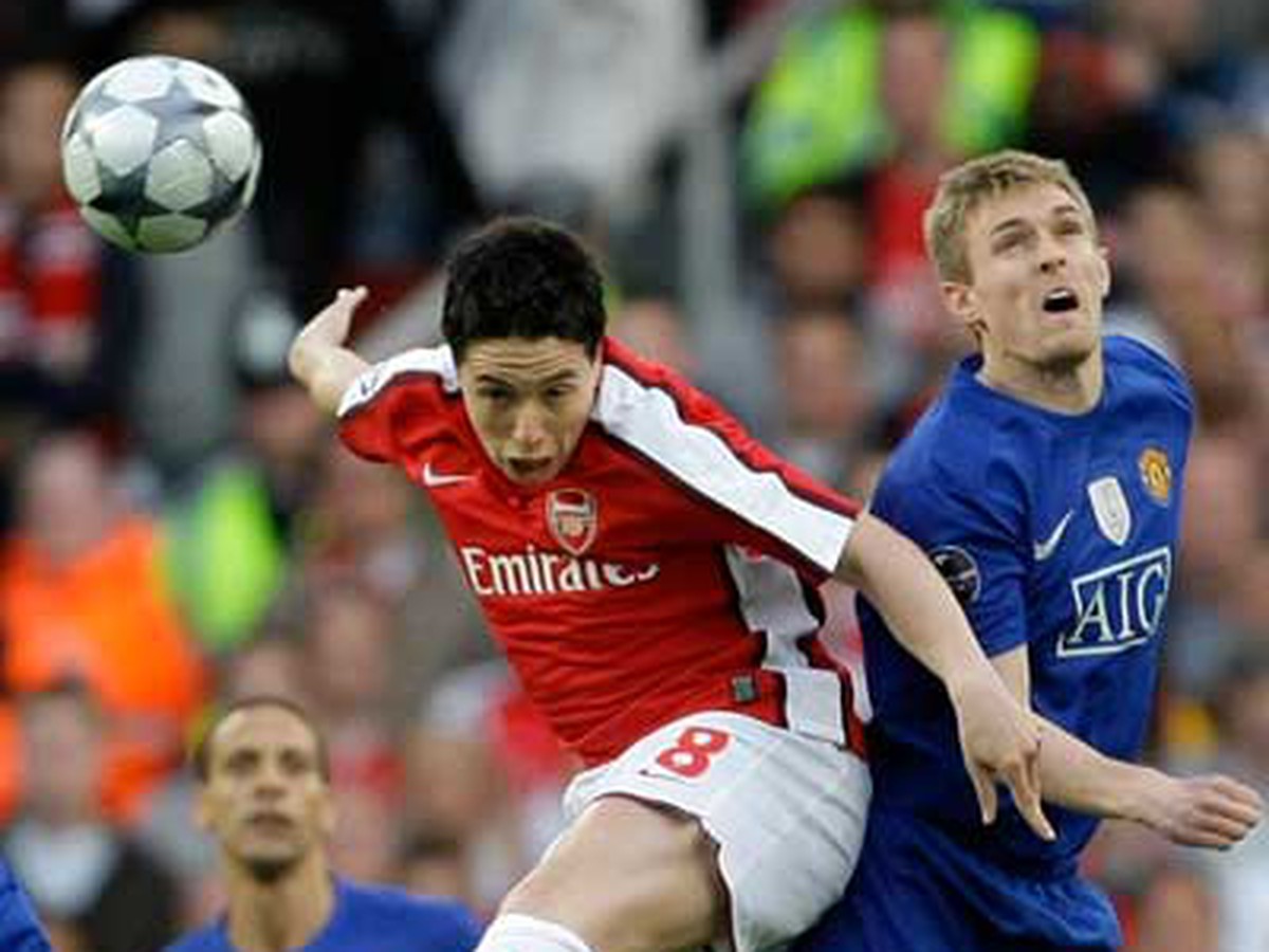 Hráč ManU Darren Fletcher vpravo v hlavičkovom súboji o loptu s hráčom Arsenalu Samirom Nasrim