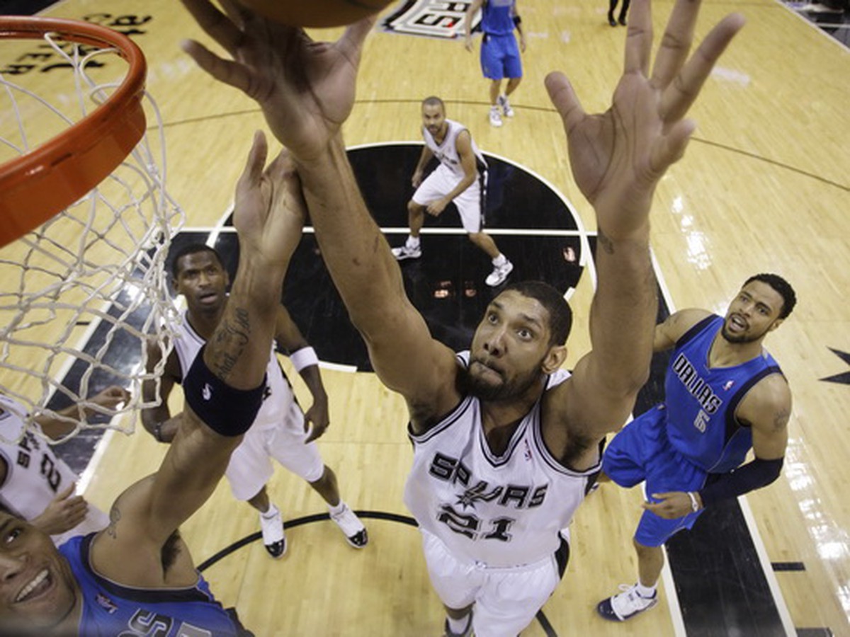 Tim Duncan doskakuje