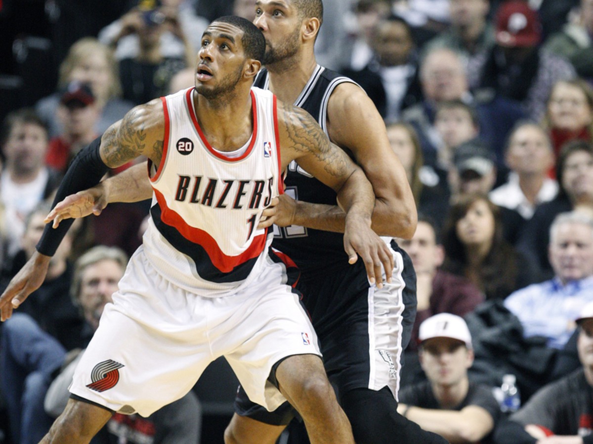 Tim Duncan v súboji s LaMarcus Aldridgeom
