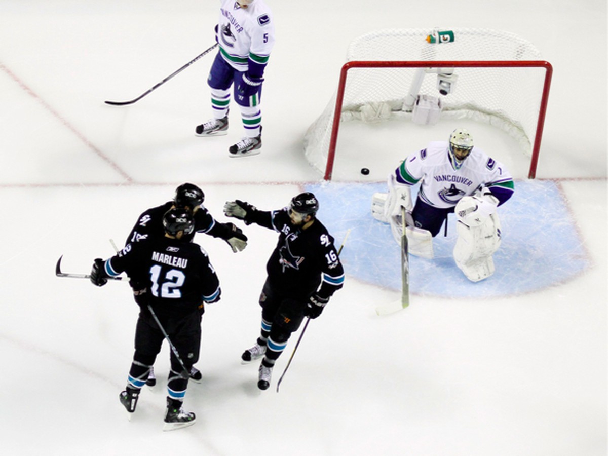 Patrick Marleau oslavuje gól so spoluhráčmi
