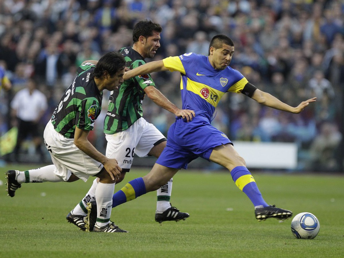 Hráči argentínskeho celku San Martin (v zelenočiernom) v súboji s kapitánom Bocy Juniors Riquelmem v zápase argentínskej ligy (11.9.)