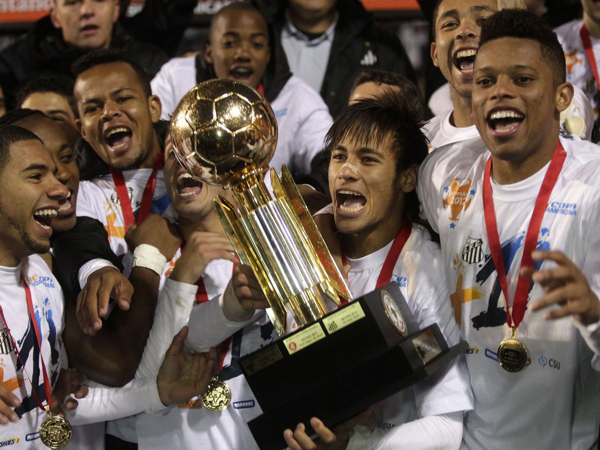 Neymar a hráči Santosu s trofejou
