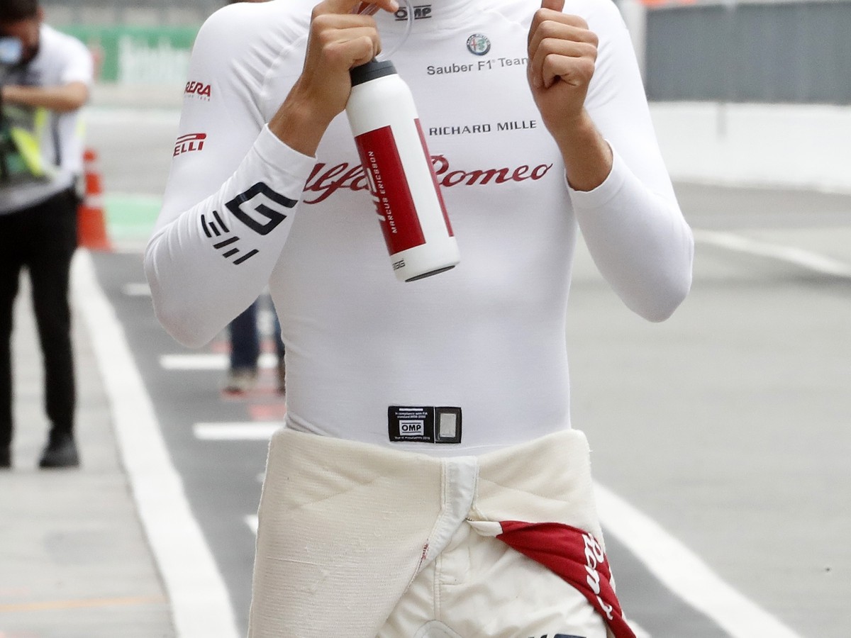 Švéd Marcus Ericsson (Sauber) prechádza boxami z lekárskej prehliadky so zdvihnutým palcom po ťažkej havárii