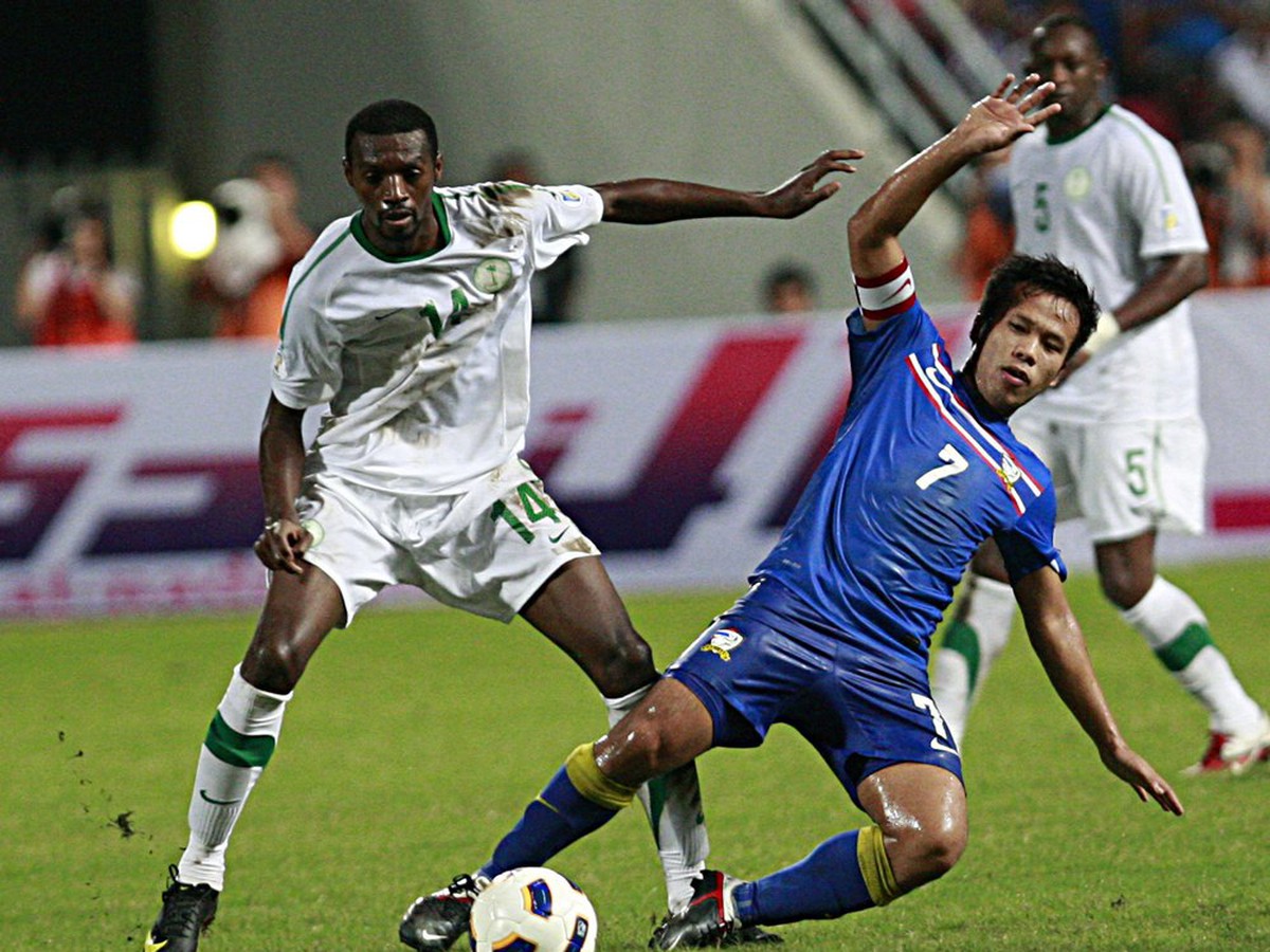Arab Saud Kariri (vľavo) v súboji o loptu s Datsakorn Thonglaom z Thajska v kvalifikačnom zápase skupiny D v Bangkoku (11.10.)