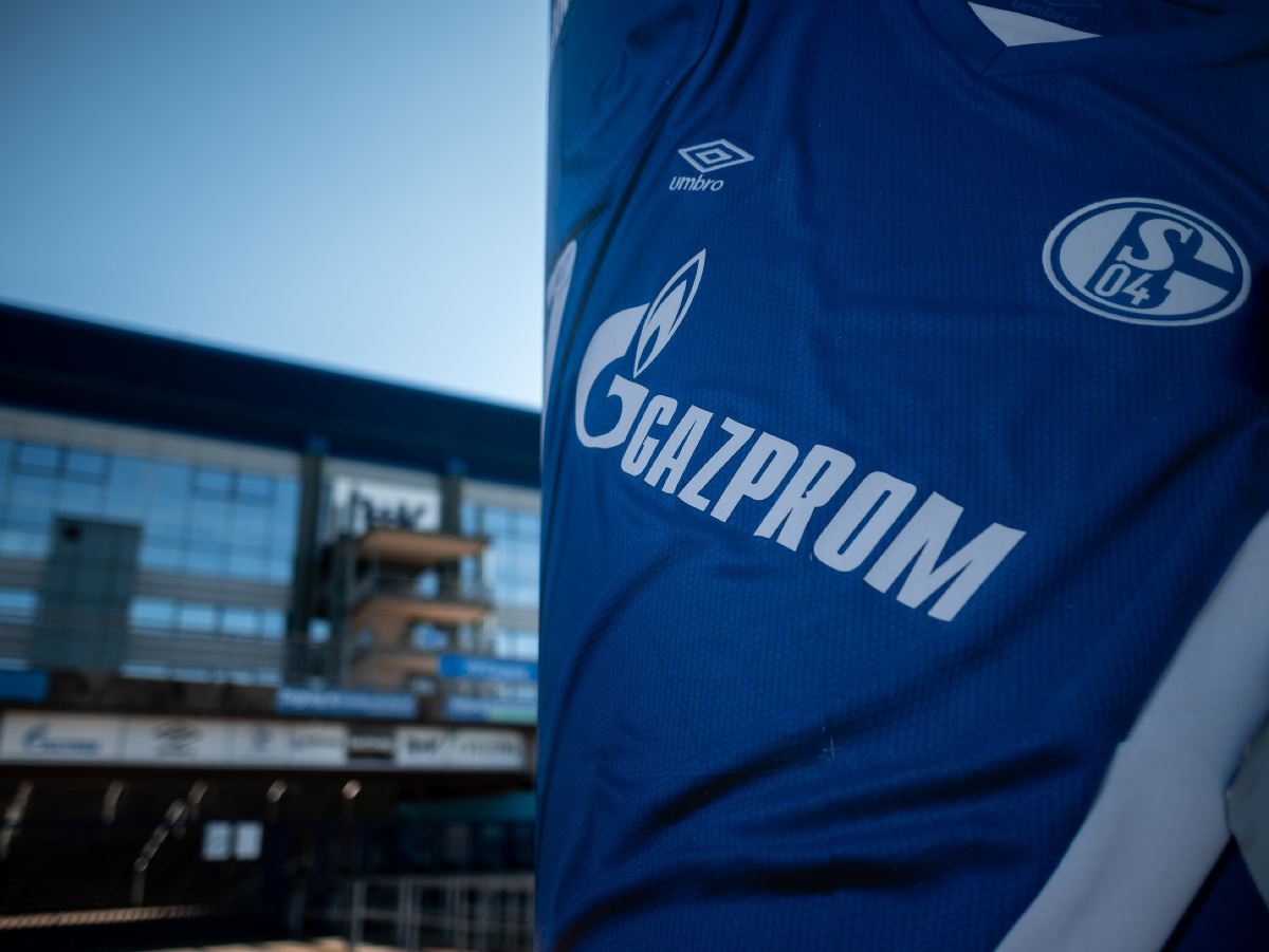 Logo energetickej spoločnosti Gazprom, sponzora nemeckého futbalového klubu FC Schalke 04,