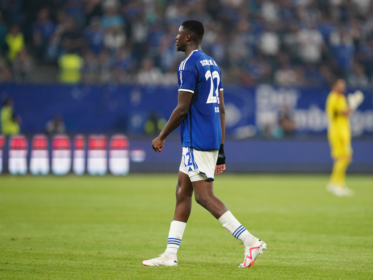 Futbalista Schalke Ibrahim Cissé odchádza z ihriska po červenj karte 