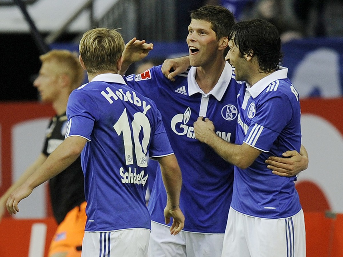 Hráči Schalke oslavujúci gól Španiela Raúla (vpravo) v ligovom stretnutí s Hoffenheimom (29.10.)