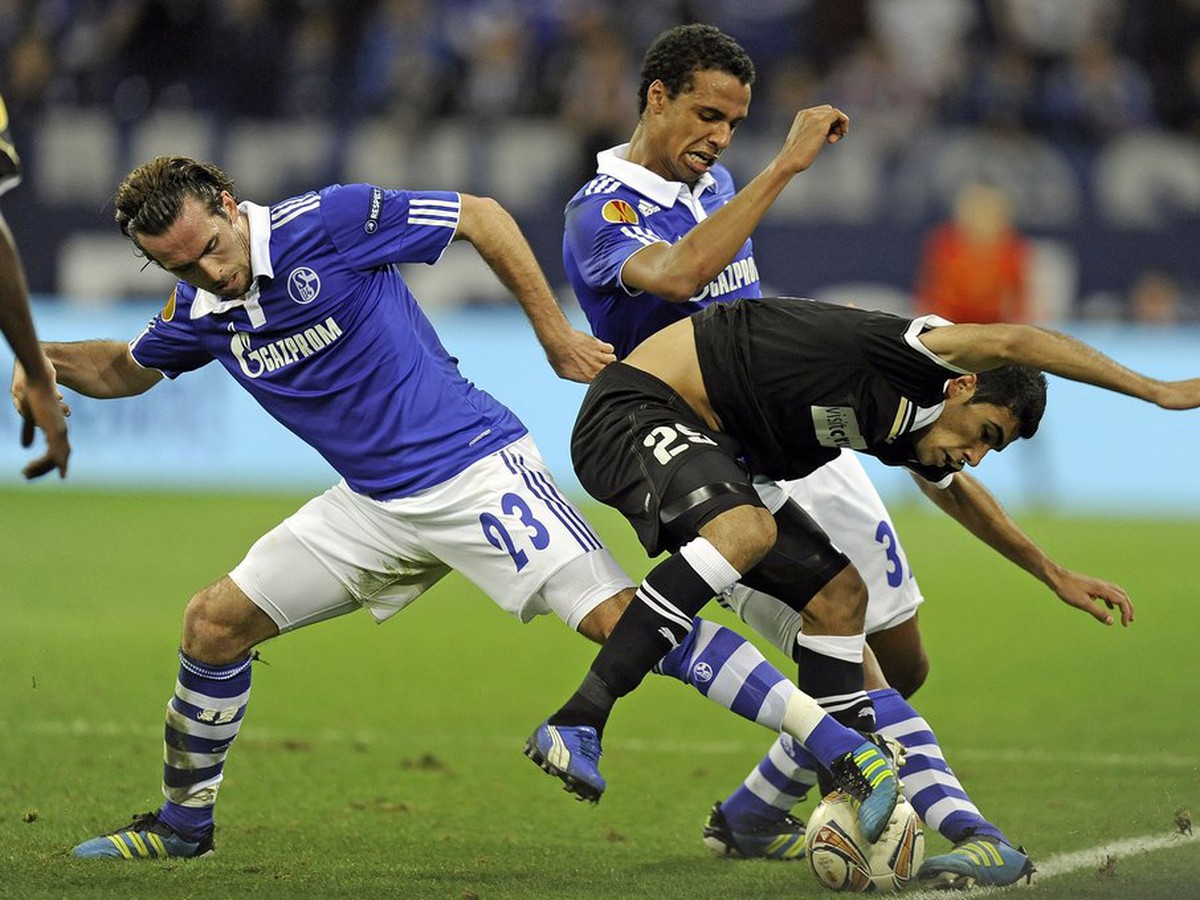 Hráči Schalke (v modrom) v poslednom vystúpení Európskej ligy proti cyperskej Larnake (3.11.)