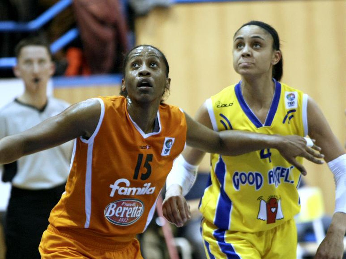 Pivotka Schia Nicole Antibe a pivotka Košíc Candice Dupree