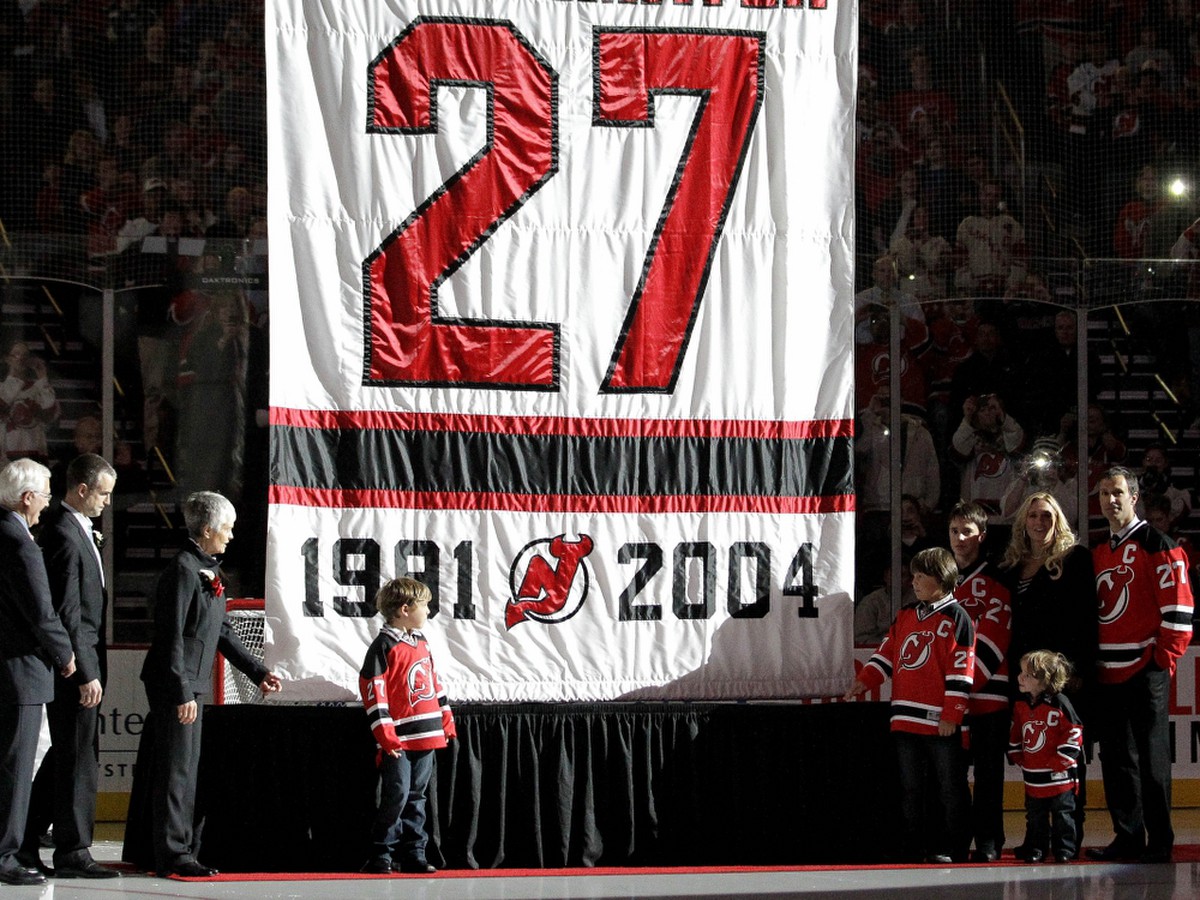 Niedermayer má ako tretí hráč dres pod stropom haly New Jersey