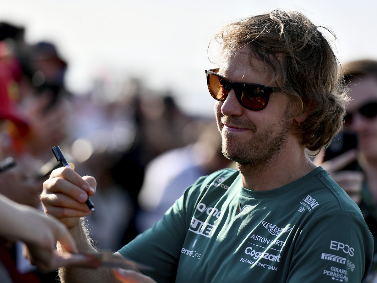 Nemecký pilot Sebastian Vettel teší fanúšikov