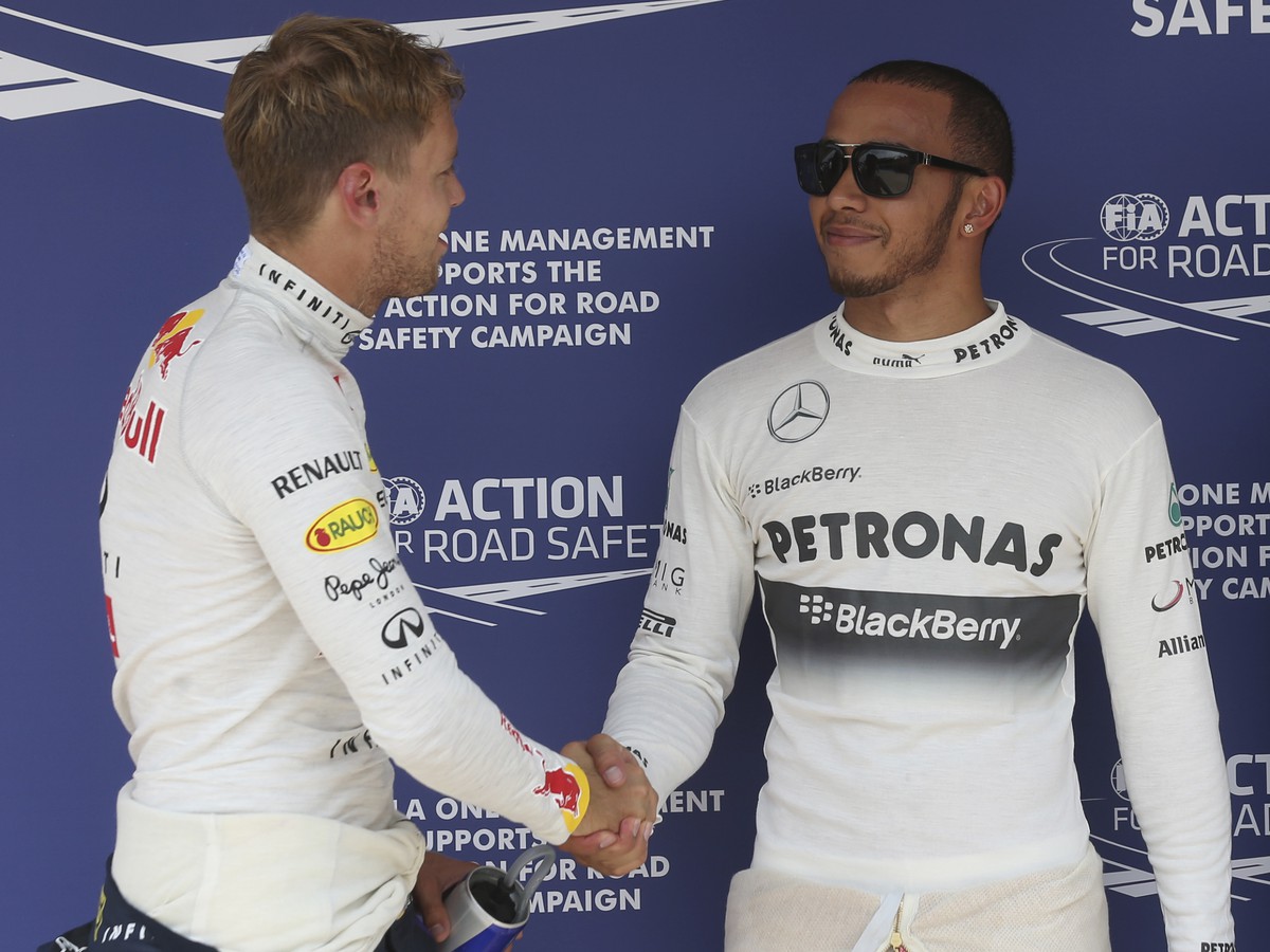 Sebastian Vettel gratuluje Lewisovi Hamiltonovi
