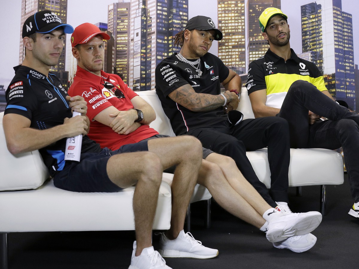 Štvorica pretekárov, zľava Nicholas Latifi, Sebastian Vettel, Lewis Hamilton, Daniel Ricciardo