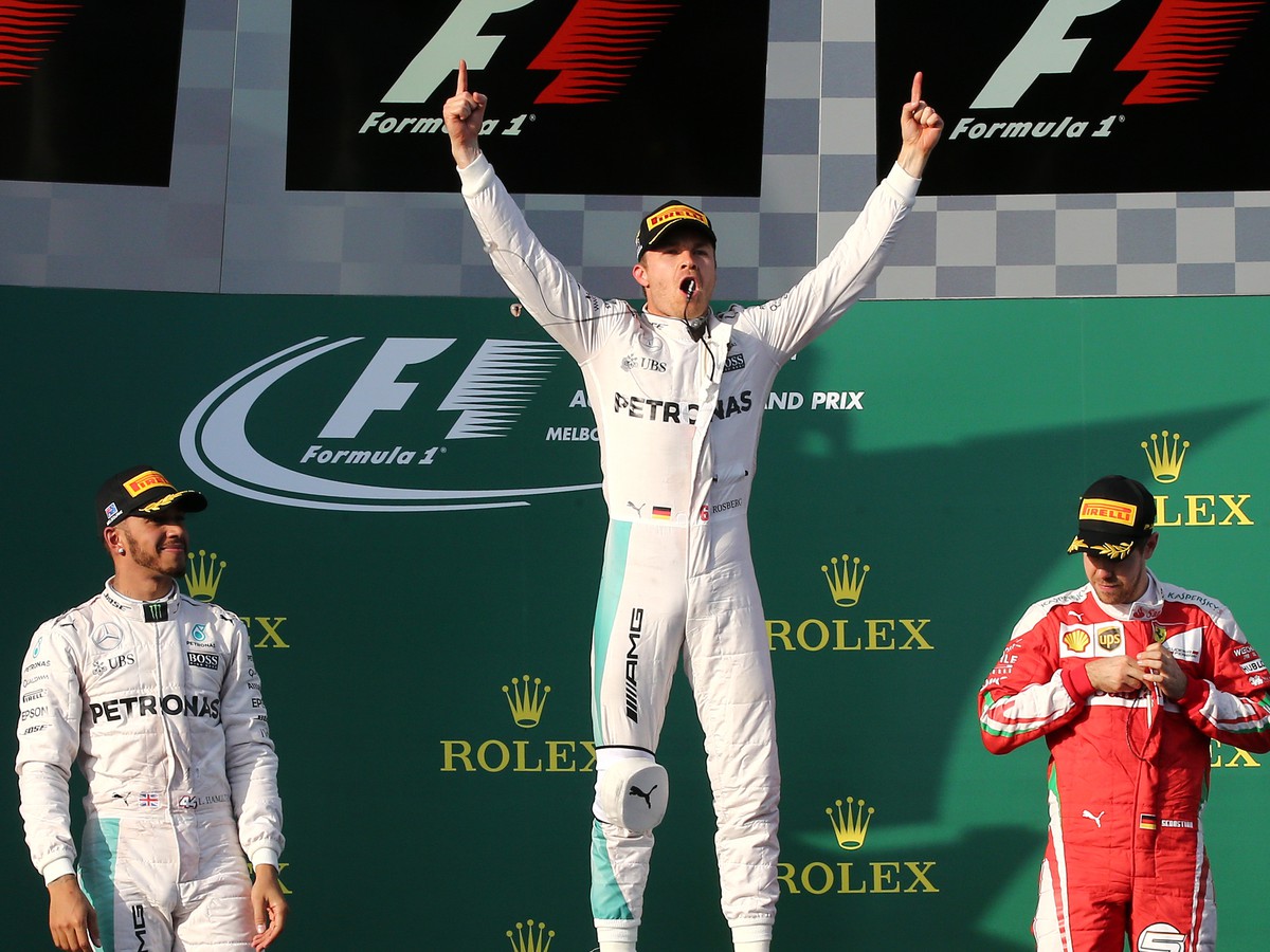 Lewis Hamilton, Nico Rosberg a Sebastian Vettel na stupňoch víťazov
