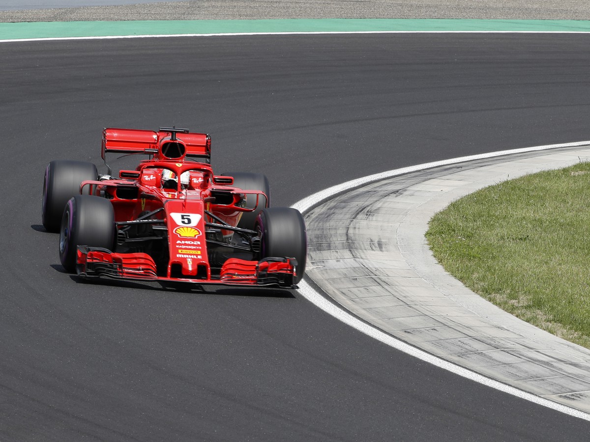 Nemecký pilot Sebastian Vettel na Ferrari počas tretieho tréningu pred Veľkou cenou Maďarska