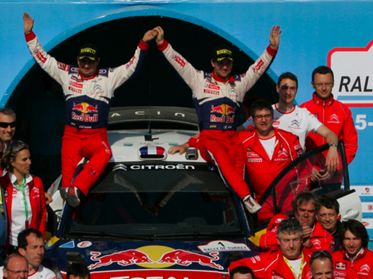 Sebastien Loeb, spolujazdec Daniel Elena a členovia tímu