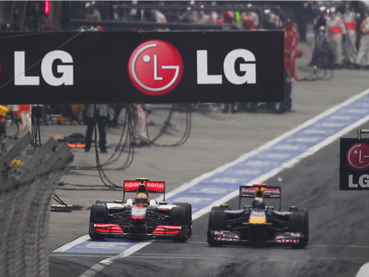 Sebastien Vettel a Lewis Hamilton v boxoch
