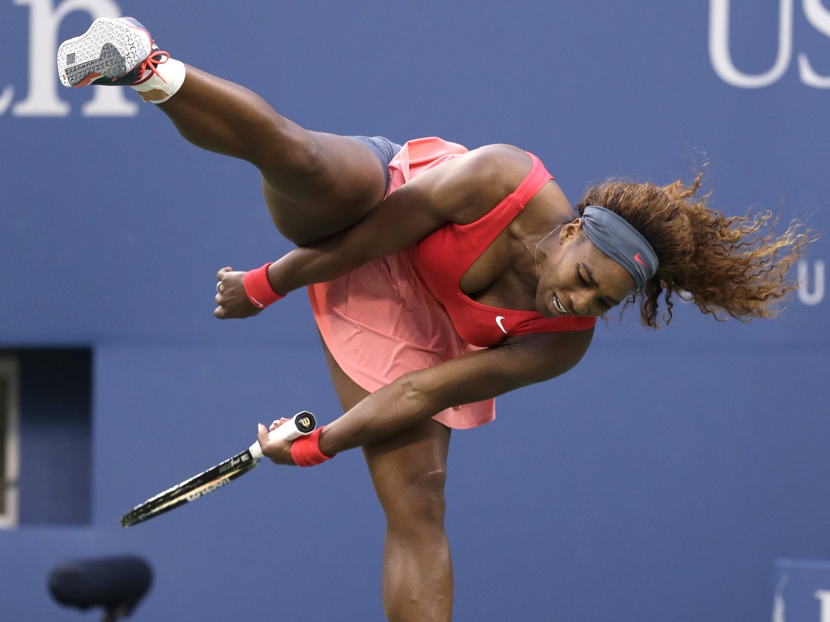 Serena Williamsová na kurte stvára rôzne pózy